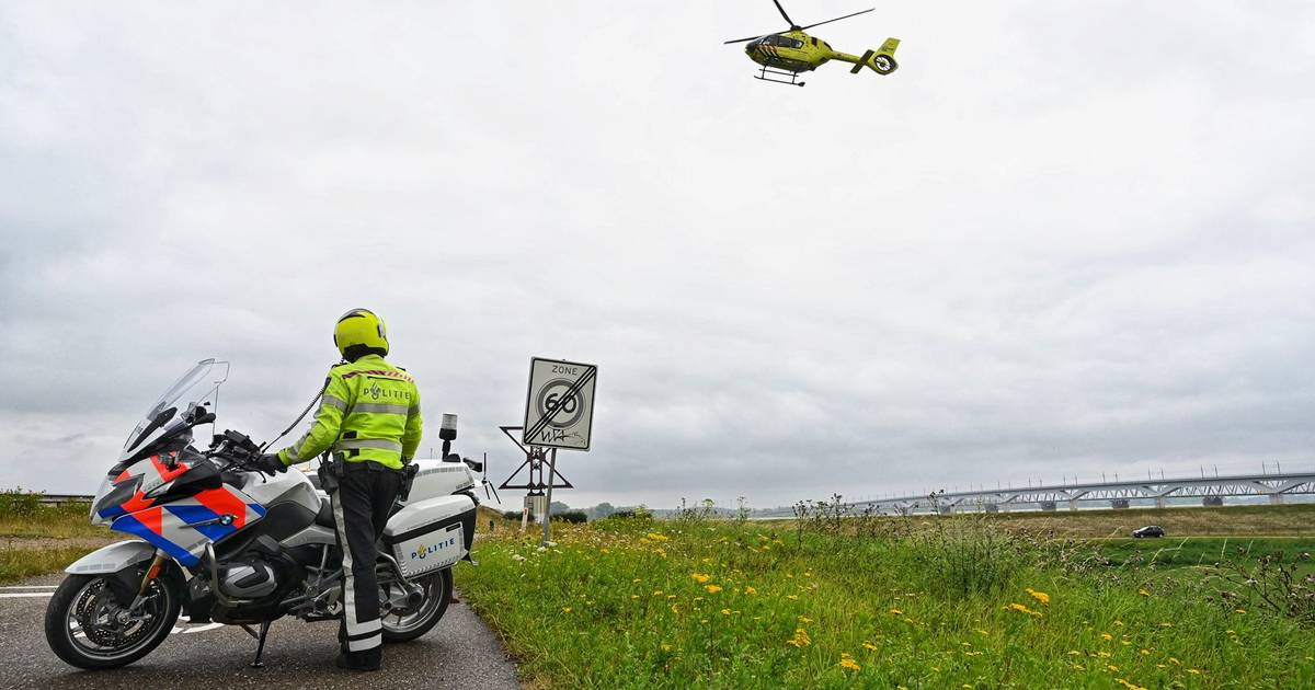 Fietser raakt zwaargewond bij botsing met auto in Schaijk.