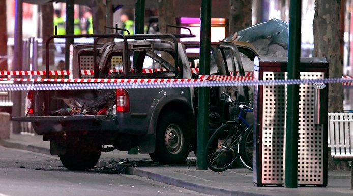De met gasflessen gevulde uitgebrande auto van de dader van de steekpartij in Melbourne.