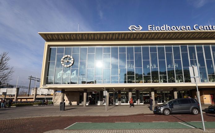 De bijna lege taxi-standplaats bij centraal station Eindhoven.