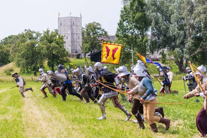 In Almkerk werd de Slag om Altena (belegering 1393) nagespeeld.