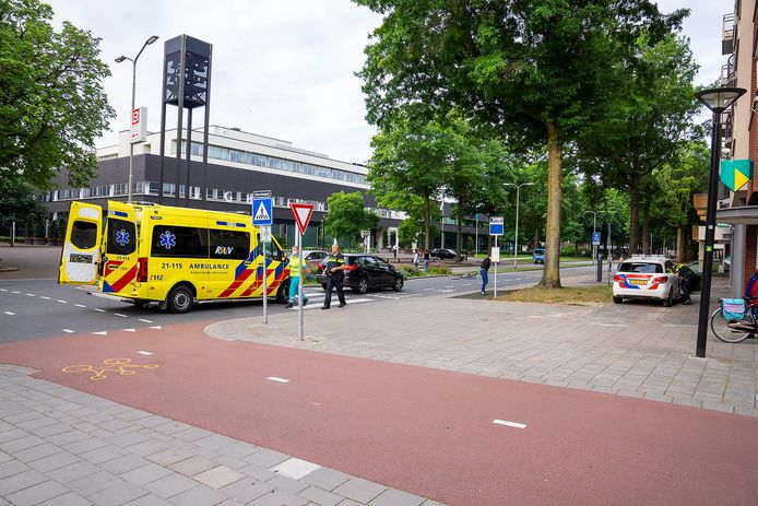 De vrouw is met onbekende verwondingen naar het ziekenhuis overgebracht.