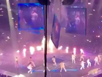 Enorm beeldscherm valt op podium tijdens concert in Hongkong: twee gewonden