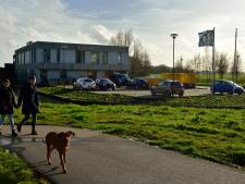 Nieuw politiebureau na half jaar nog steeds niet aangesloten op stroomnet: ‘Wat een milieuvervuiling’
