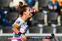 Frédérique Matla juicht nadat ze namens HC Den Bosch heeft gescoord tegen Amsterdam.