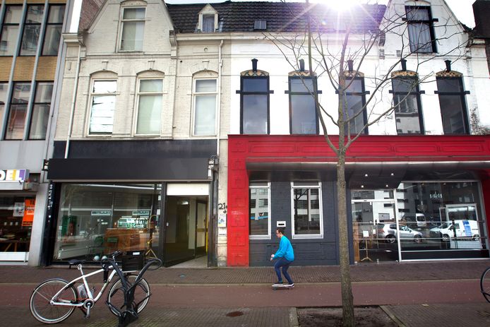 Achter deze panden aan de Willemstraat in Eindhoven heeft ontwikkelaar Meba Verdi nieuwbouw gepland. Hier komt een doorgang voor de bewoners naar de parkeerplaats.
