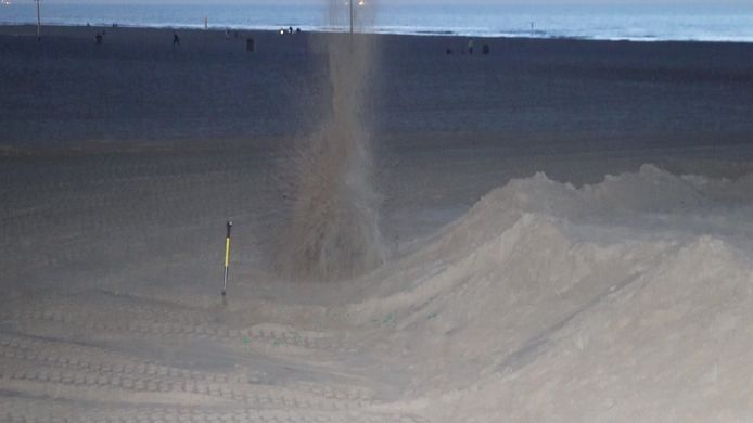 De granaat ontploft veilig op het strand in Scheveningen