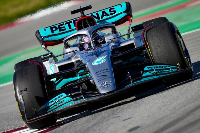 Lewis Hamilton bestuurt de W13.