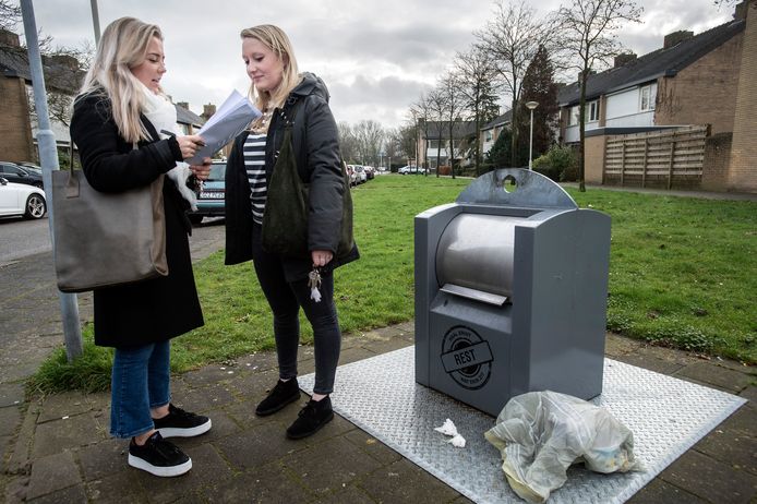 Studenten van Avans inventariseren in wijken het afval dat naast de afvalcontainers wordt gedropt. Ze nemen foto's en interviewen wijkbewoners over hun bevindingen.