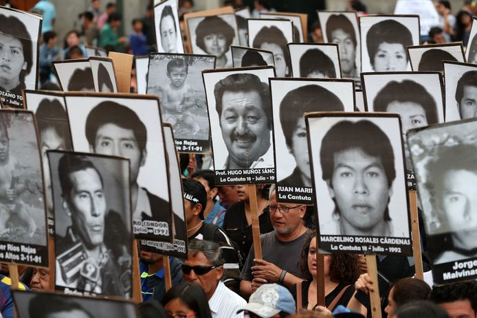 Duizenden mensen houden borden omhoog met overleden familieleden en vrienden die het slachtoffer werden van het bewind van ex-president Fujimori.