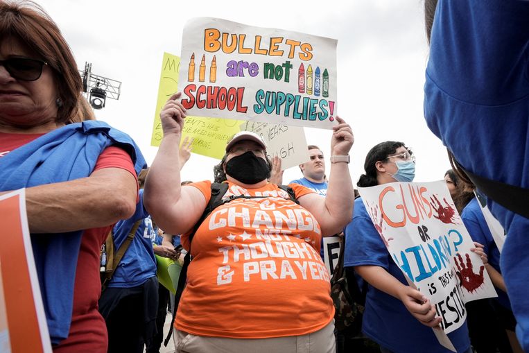 ‘Kogels zijn geen schoolspullen’, leest het bord van een van de tienduizenden Amerikanen die zaterdag manifesteerden voor strengere wapenwetten.  Beeld REUTERS