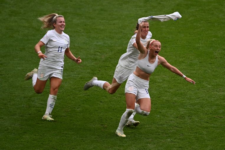 De speelsters van Engeland zijn door het dolle heen na de 2-1 in de verlenging. Beeld ANP / EPA