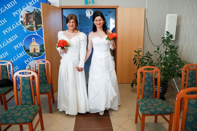 Het Hongaarse transgenderstel Elvira Angyal en Tamara Csillag traden vorige week in het huwelijk in het gemeentehuis  van de Hongaarse stad Polgardi. Beeld REUTERS