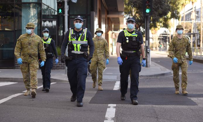 Agenten en soldaten patrouilleren in de straten van Melbourne.