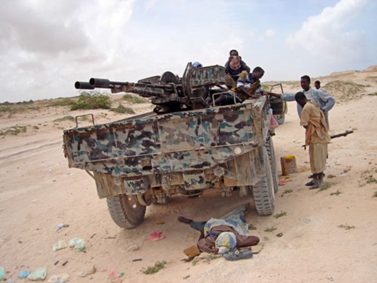 Islamitische milities, hier op een pantservoertuig met luchtafweergeschut, namen maandag na wekenlange hevige gevechten de Somalische hoofdstad Mogadishu in. (AP) Beeld 