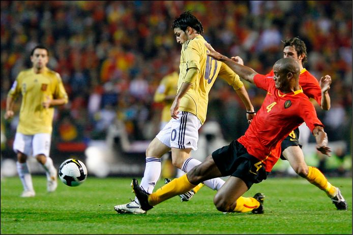 Eind 2008: Kompany in duel met Fabregas tijdens België-Spanje.