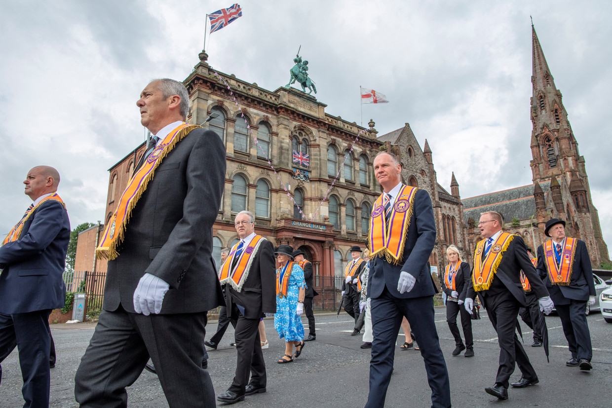 De jaarlijkse Oranjemars op 12 juli in Belfast. De Noord-Ierse Oranjeordes willen dat Noord-Ierland een volwaardig onderdeel van het Verenigd Koninkrijk blijft.  Beeld AFP