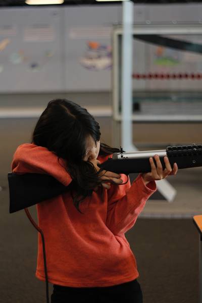 Deux jeunes aperçus en train de jouer avec des armes dans une école de Saint-Trond: la police débarque