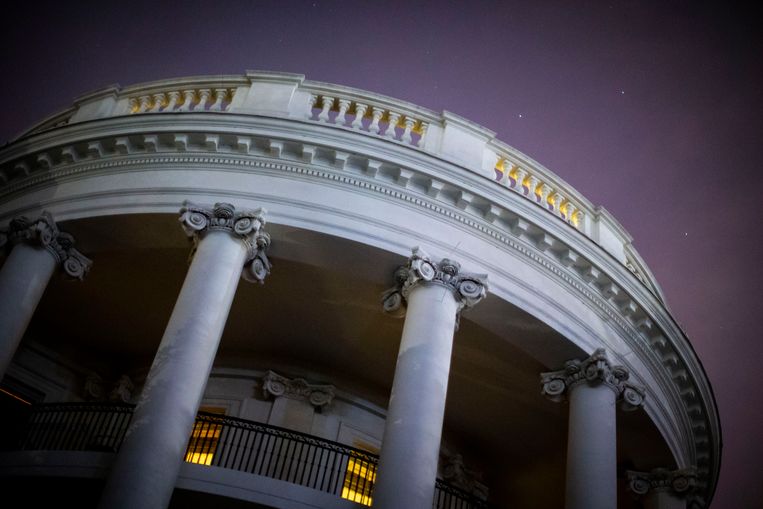 De verlichte art-nouveaugevel van het Witte Huis in Washington. Als het aan Trump ligt, ziet straks de hele hoofdstad er zo uit. Beeld Getty Images