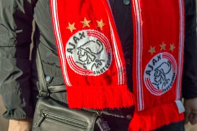 ‘Ajax-fans met boksbeugels aangehouden in Italië’