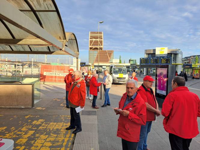 Socialistische vakbond ABVV Limburg voert actie aan het station in Hasselt tegen verhoging tarieven jongeren- en seniorentickets
