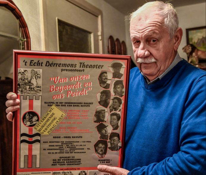 Miel Ravijts met een oude affiche van zijn 't Echt Dérremons Theaoter. Het amateurgezelschap was zijn levenswerk.