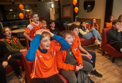 Kernraad Haren trakteert pubers op wedstrijd van Oranje op groot scherm