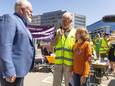 Organisator Theo Mulder in gesprek met Frans Timmermans, die de kruiwagenmars naar Brussel organiseerde. Naast Mulder staat Daan, die het manifest aan Timmermans aanbood.