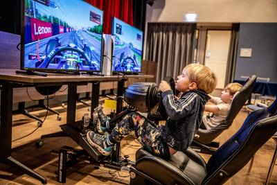 Kinderen en jongeren uit Heeze-Leende wanen zich even e-sporter, maar gaan ook potje trefbal niet ui