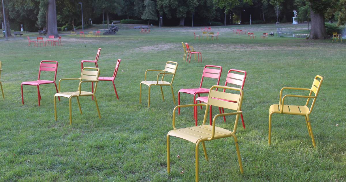 Spektakel delicaat fenomeen Losse stoelen in Sint-Annapark hebben eerste weekend overleefd | Maldegem |  hln.be