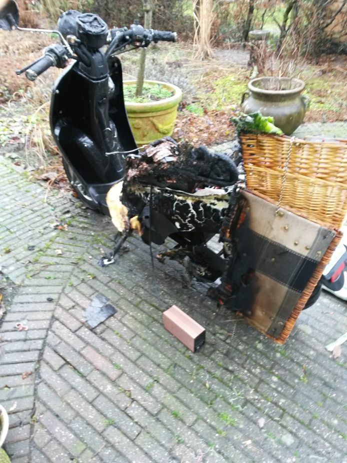De elektrische scooter van Monica Pap uit Ermelo vatte vlam tijdens het opladen.