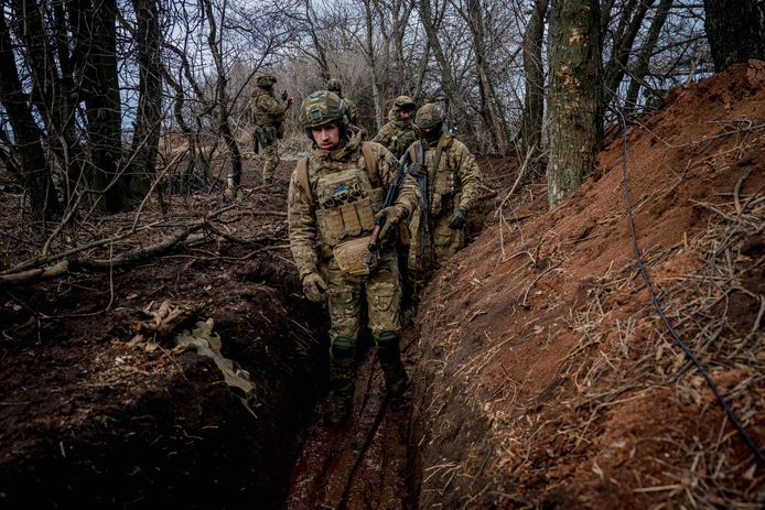 Oekraïense soldaten in loopgraven nabij Bachmoet.