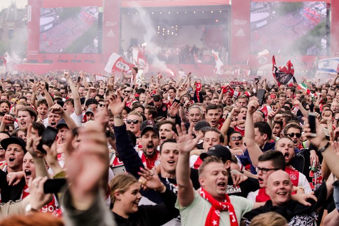 Ajaxsupporters zijn blij met het kampioenschap (2019)