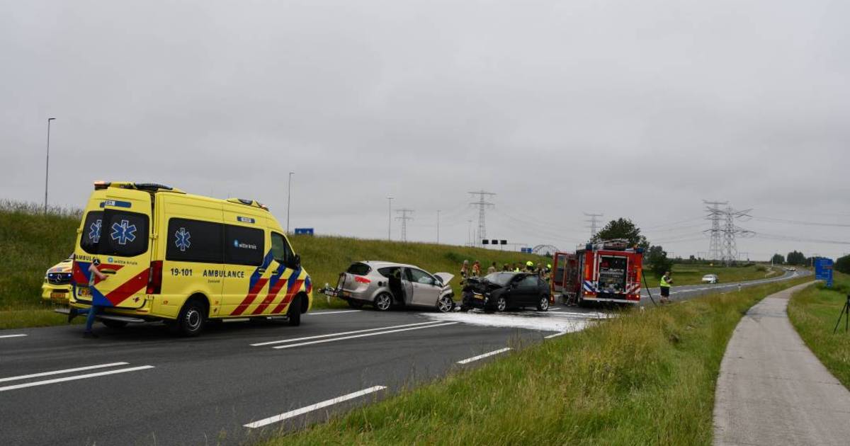 Gewonden bij frontale botsing op Oude Rijksweg bij Kruiningen.