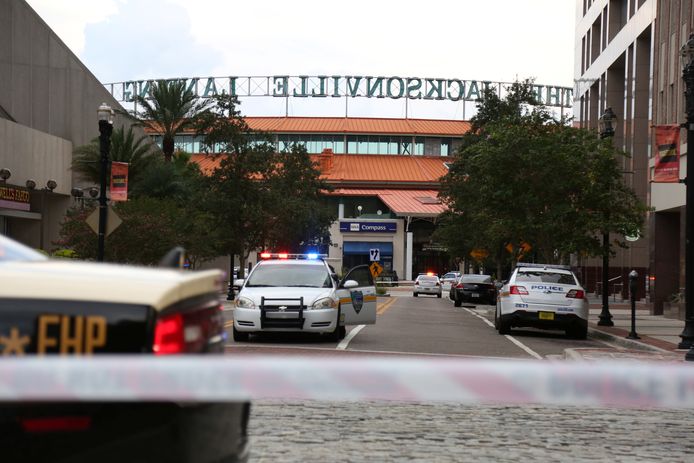 Politie zet de omgeving van Jacksonville Landing af naar aanleiding van de schietpartij.