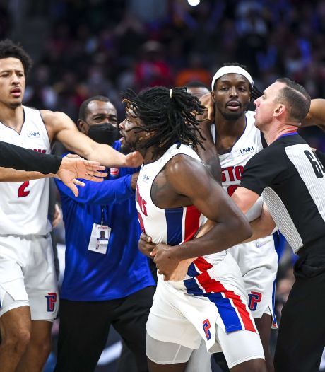 Rapen gaar in NBA: LeBron James slaat tegenstander neer