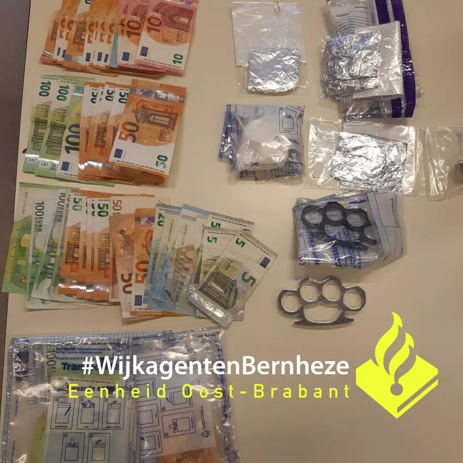 De politie heeft bij een doorzoeking in Heesch 75 gram cocaïne, twee boksbeugels, munitie en 3940 euro contant geld aangetroffen.