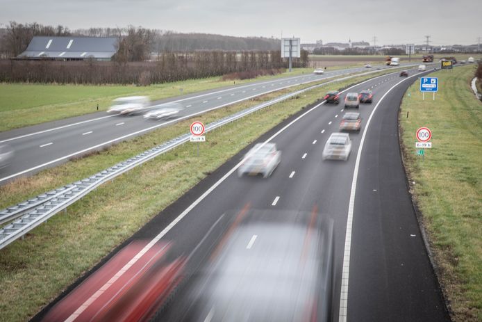 Het verkeer raast over de A58 tussen Heinkenszand en Goes.