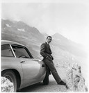 Sean Connery als James Bond met zijn Aston Martin DB5 in Goldfinger