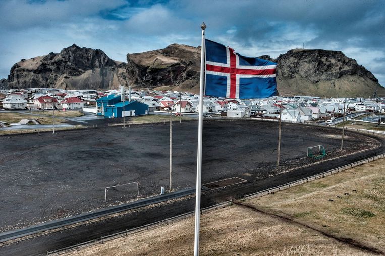 Voetbalvelden op het eilandje Vestmannaeyjar. Beeld Presse sports