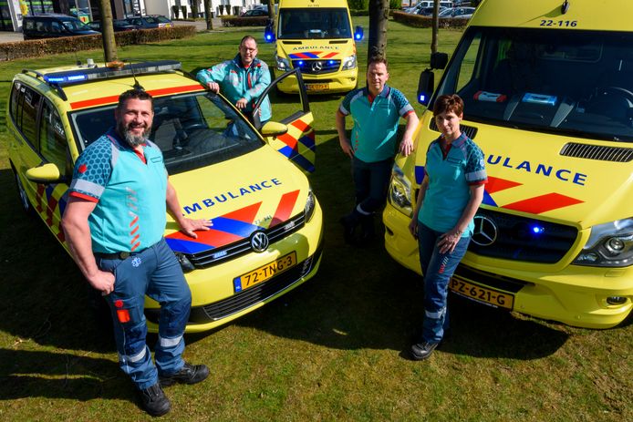 Het Eersels ambulanceteam bestaat naast Mariola Castelijns (rechts) en Jeroen van den Berg (tweede van links) uit Martijn Gerritsen (links) en Hans de Koot.