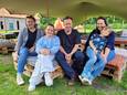 Nick Verhooghe en Inge Vandevelde, samen met Céleste (20), Milla (9) en Vice (6) onder de tent op het erf van Ter Couttere