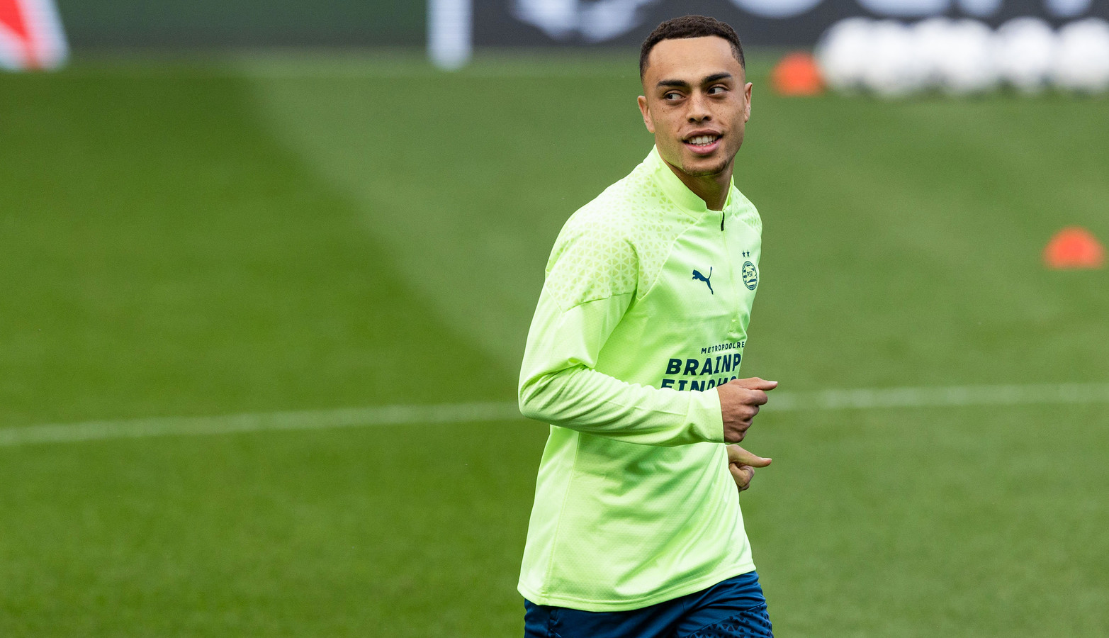 Sergiño Dest over zijn eerste twee dagen bij PSV vliegen, keuren