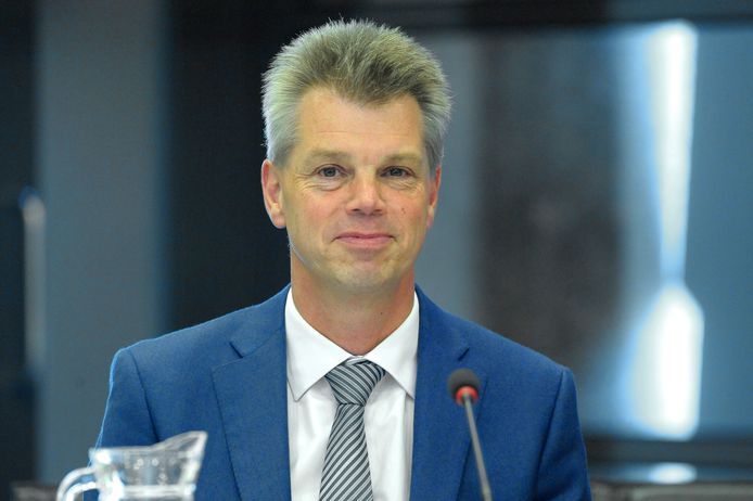 PCW-raadslid Albert Kerssies pleit voor meer toezicht op de brandveiligheid van de flats in Waddinxveen.