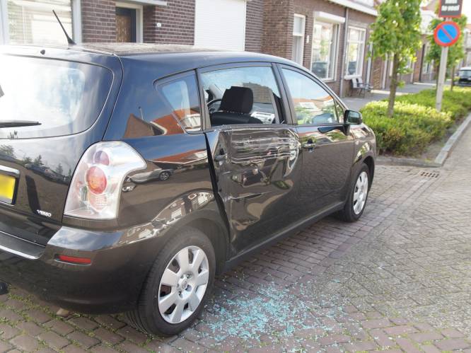 Onbekende bestuurder botst tegen geparkeerde auto in Waalwijk, zorgt voor flinke schade en rijdt door