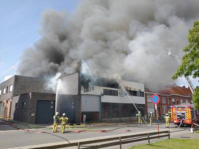 Incendie impressionnant dans une usine de fabrication de pneus à Izegem