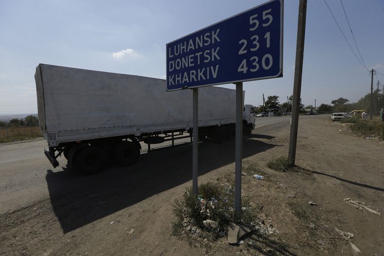 De eerste vrachtwagen van het Russische konvooi passeert de grenspost bij Izvarinje, en rijdt Oekraïne binnen. De Oekraïense regering spreekt van 
