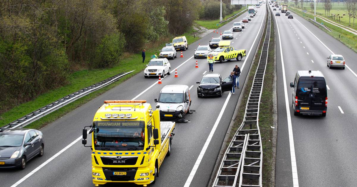 A28 weer vrij na ongeval met drie autos bij Hattemerbroek.