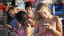 Het voorovergebogen hoofd tijdens het sms'en of surfen op je smartphone is nefast voor de nekwervels.