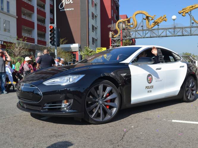 Tesla-politiewagen moet achtervolging staken door lege batterij