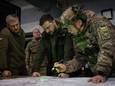 De Oekraïense president Volodymyr Zelensky bekijkt samen met de legerstaf hoe de kaarten liggen.
